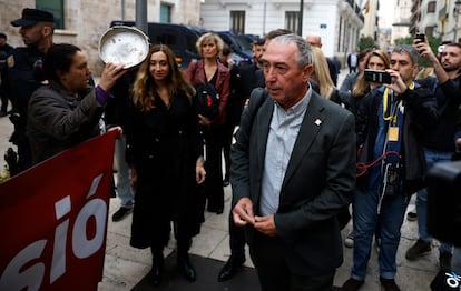 Joan Baldoví, líder de Compromís, saluda a los manifestantes concentrados en el exterior de las Cortes valencianas.