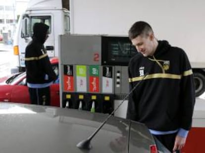 Los jugadores del Rio Natura Monbus, Durand Scott (izq.) y Mike Muscala (der.), MVP de la última jornada de la Liga Endesa, sorprendieron a todos los clientes que se acercaron a repostar a esta gasolinera colaboradora del club, al servirles personalmente la gasolina en un acto publicitario, esta mañana en Santiago de Compostela.
