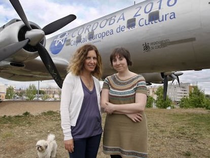 Marta Jim&eacute;nez, a la izquierda, y Elena Medel, en el parque de Miraflores.