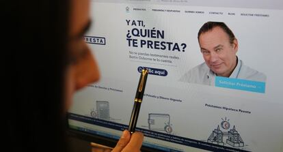 Un usuario mira la web de T-presta con la imagen de Bertín Osborne.