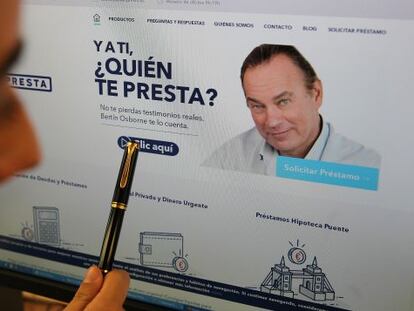 Un usuario mira la web de T-presta con la imagen de Bertín Osborne.