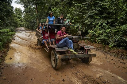 Povos indígenas dos grupos étnicos borari e arapiun durante a inspeção mensal do território na prevenção da presença de madeireiros ilegais.