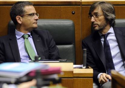 Basagoti (a la izquierda) con su número dos, Iñaki Oyarzábal, en un pleno del Parlamento.