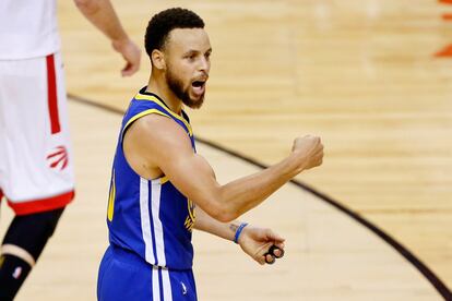 El jugador de Golden State Warriors celebra la victoria 105-106 sobre Toronto Raptors.