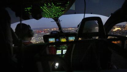 Uno de los helicópteros en pleno vuelo.