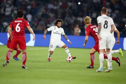 El lateral izquierdo del Real Madrid Marcelo (c) controla el esférico durante la semifinal del Mundial de Clubes disputada entre el Real Madrid y el Kashima Antlers japonés en el Zayed Sports City Stadium de Abu Dabi (Emiratos Árabes Unidos). 