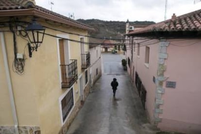 El alcalde de Henche, en Guadalajara, paseando por una de sus calles.