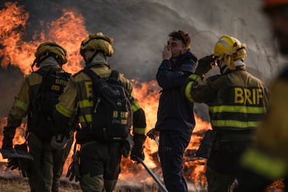 Varios bomberos durante las labores de extinción del incendio que afecta este miércoles al municipio de Monterrei (Ourense).