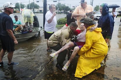 Los que tienen barco particular han salido al rescate de sus vecinos, como esta mujer en el barrio de Friendswood.