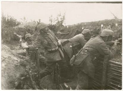 Lanzamiento de granada desde la trinchera, 1915.