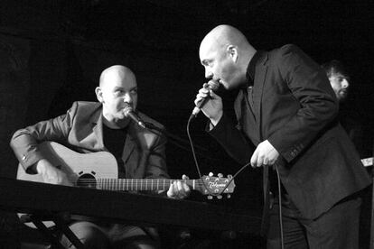 Hue and Cry: Pat Kane canta en compañía de su hermano Greg.