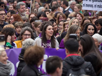 La ministra de Igualdad, Irene Montero (centro) durante la manifestación feminista del 8-M.