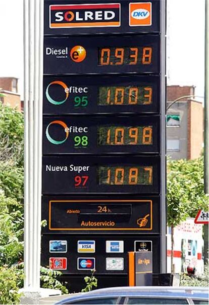 Cartel de una gasolinera en Madrid, ayer, anunciando los precios.