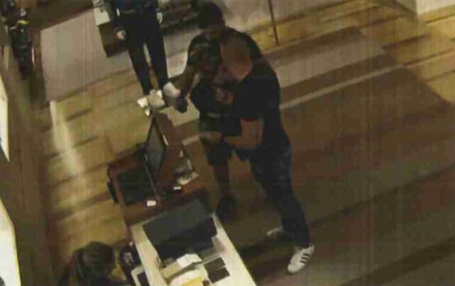 Dos de los investigados, en una tienda de lujo de Madrid.