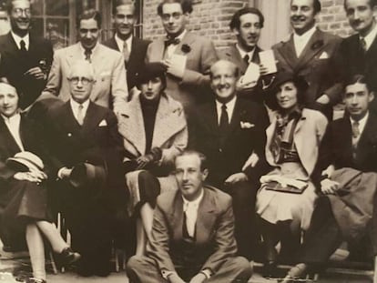 De izquierda a derecha, de pie: Miguel Hern&aacute;ndez, Leopoldo Panero, Luis Rosales, Antonio Espona, Luis Felipe Vivancos. J. F. Montesinos, Arturo Serrano Plaja, Pablo Neruda y Juan Panero. Sentados: Pedro Salinas, Mar&iacute;a Zambrano, Enrique D&iacute;ez- Canedo, Concha Albornoz, Vicente Aleixandre, Delia del Carril y Jos&eacute; Bergam&iacute;n. En el suelo, Gerardo Diego.