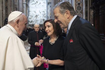 Nancy Pelosi fue una de las asistentes a la misa oficiada por el Papa con motivo de la fiesta de San Pedro y San Pablo. Francisco saludó a la presidenta de la Cámara de Representantes de EE UU momentos antes de comenzar la ceremonia.