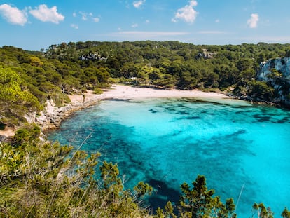 Macarella y Macarelleta (Menorca). Las clásicas aguas centelleantes de la isla balear encuentran aquí re­codos privilegiados, abrazados por encinas y pinos que se estiran hacia el Mediterráneo. Este es el mejor ejemplo de las pequeñas calas vírgenes que han hecho famosa la imagen de Menorca. Muy visitadas durante la tempo­rada alta, sus aguas turquesas resultan de lo más fotogénicas. La pequeña de estas dos hermanas, la Macarelleta, es también muy popular entre los nudistas. Se puede caminar de una a otra cala en 10 minutos.