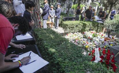 Admiradores de Andrea Camilleri firman el libro de condolencias este jueves en la tumba del escritor siciliano.