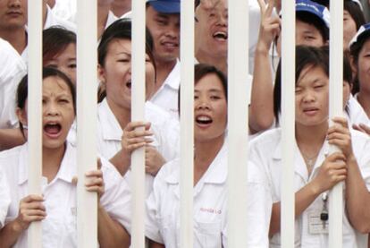 Trabajadores chinos de la empresa automovilística Honda, durante la huelga que mantienen en la fábrica de Zhongshan, en la provincia de Guangdong.