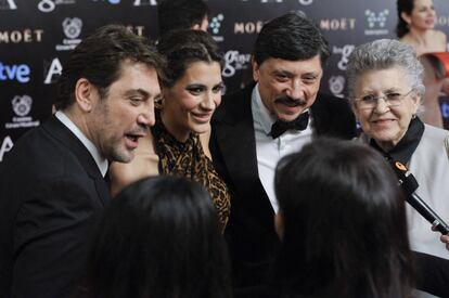 En el panorama español, Pilar Bardem y sus hijos son habituales en alfombras rojas ya sea de estrenos de películas como de los Goya. En la imagen, de izquierda a derecha: el actor Javier Bardem, Celia Blanco, Carlos y Pilar Bardem. 