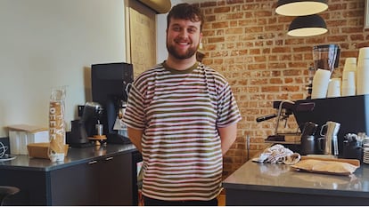 Ben tiene 23 años y trabaja como camarero en el Café Sojourn, en la ciudad de Armagh (Irlanda del Norte)