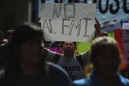 Protesta contra el FMI este martes en Buenos Aires.