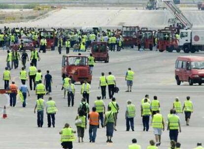 Ocupación del las pistas de El Prat el 28 de julio de 2006.