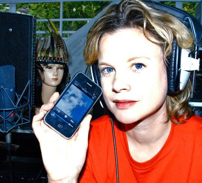 Kirsty Hawkshaw, ex vocalista del grupo techno Opus III, improvisa sonidos con el <b><i>software</b></i> RJDJ, que facilta la composición musical agitando el iPhone.