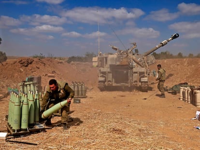 Soldados israelenses preparam munição perto da cidade de Sderot para disparar na Faixa de Gaza, na quinta-feira. Em vídeo, a escalada da violência entre o Exército israelense e as milícias islâmicas vista por drones.