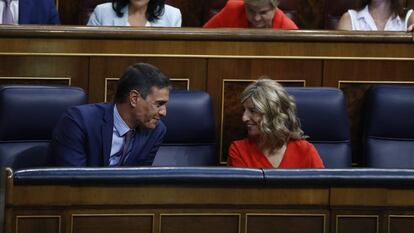 El presidente del Gobierno, Pedro Sánchez, y la vicepresidenta segunda y ministra de Trabajo, Yolanda Díaz, en el Congreso.