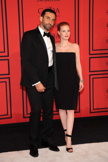 Ricardo Tisci, director creativo de Givenchy, y Jessica Chastain. La actriz fue la encargada de entregarle el premio honorífico International Award.