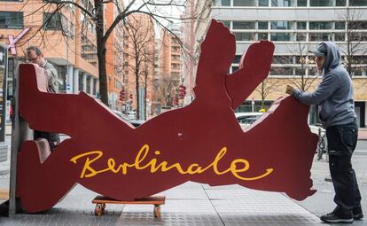 Trabalhadores cuidam dos últimos detalhes da Berlinale, que começa nesta quinta-feira.