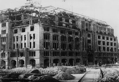 Los grandes almacenes destrozados en la Segunda Guerra Mundial. La foto fue tomada en 1945.