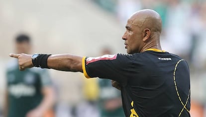 O árbitro Marcelo Aparecido nega interferência externa no clássico paulista.