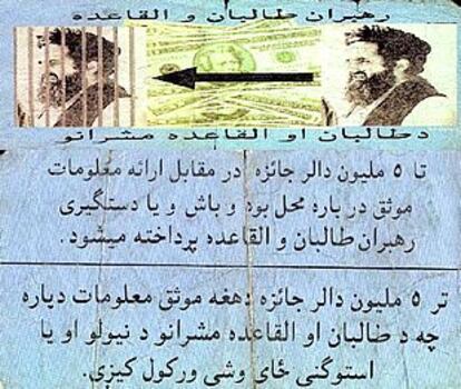 Pasquines escritos en pastún con la fotografía del Mulah Omar han sido repartidas con una avioneta al sur de Afganistán.
