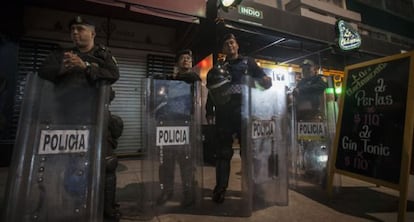 La Policía en un operativo en un bar de la colonia Condesa en julio.