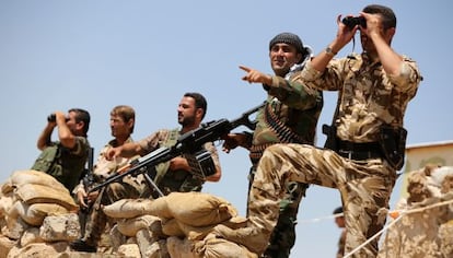 Soldados de las fuerzas kurdas, este martes en los alrededores del bastión yihadista de Mosul.