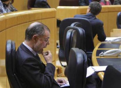 Bermejo, con Zapatero al fondo, en el pleno del Senado del pasado martes
