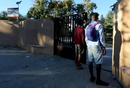 Dos menores inmigrantes residentes en el centro de primera acogida de Hortaleza.