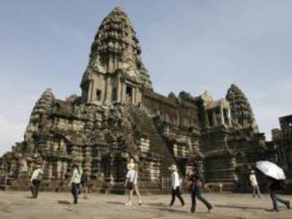 Varios turistas visitan el templo de Angkor Wat en la provincia de Siem Reap, Camboya. EFE/Archivo
