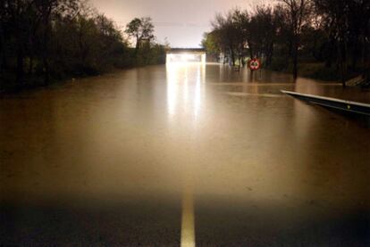 Carretera C-31, entre Figueres y La Bisbal d'Empordà, ayer, inundada y cortada a la altura de Vilamalla.