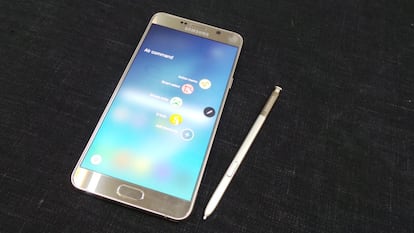 El dispositivo cuenta con Android 5.1.1 Lollipop y el menú especial Air Command que se despliega al sacar el S Pen.