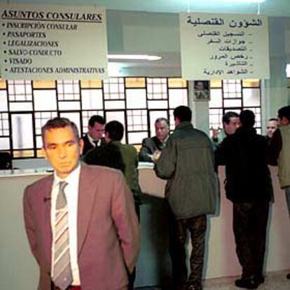 El cónsul de Marruecos, en las oficinas de la legación en Almería.