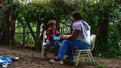 Una familia que recibe una prestación estatal por niño en Argentina.