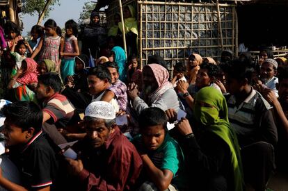 Refugiados rohingya esperan ayuda en el campo de refugiados en Kutupalong, cerca de Cox&#039;s Bazar en Banglad&eacute;s. 