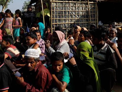 Refugiados rohingya esperan ayuda en el campo de refugiados en Kutupalong, cerca de Cox&#039;s Bazar en Banglad&eacute;s. 