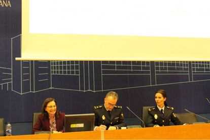 Teresa Martínez, de la fundación Anar, a la izquierda, durante su intervención en el seminario.