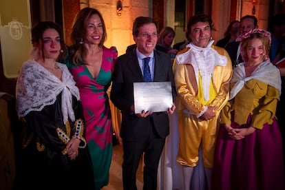 El alcalde de Madrid, José Luis Martínez Almeida, con el certificado de apadrinamiento de una cepa de la garnacha, en el evento de este martes.