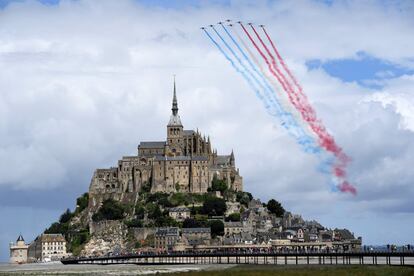 Aviones de la Fuerza Aérea francesa Acrobática, realizan acrobacias por encima del Mont -Saint - Michel antes del inicio de laprimera etapa del Tour de Francia. Es la edición número 103, y en esta primera etapa se recorren188 kilometros, entre el Mont -Saint - Michel y la playa de Utah Sainte-Marie - du - Mont , Normandía, Francia.