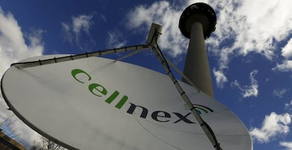 Antena de telecomunicaciones de Cellnex, bajo el Pirulí (Madrid).